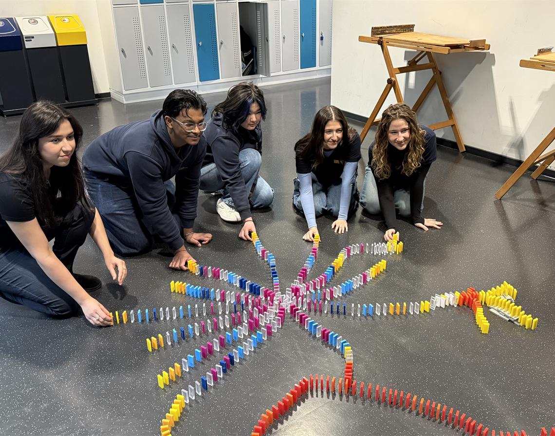 Domino-Day an der accadis ISB – Teamwork und die accadis Werte im Fokus