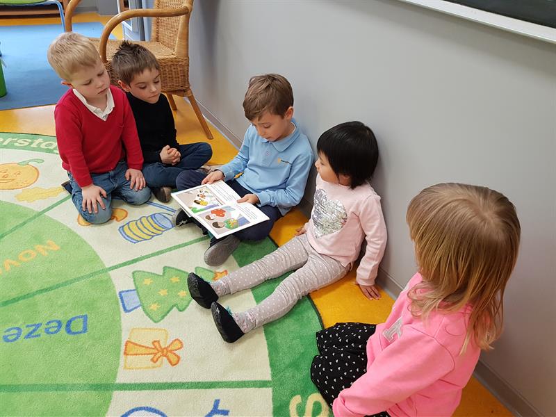 klasse 1 liest preschoolkindern vor