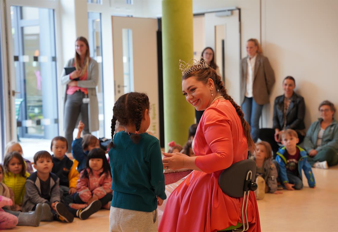 Laternenkönigin Annalena I. zu Besuch an der accadis International School